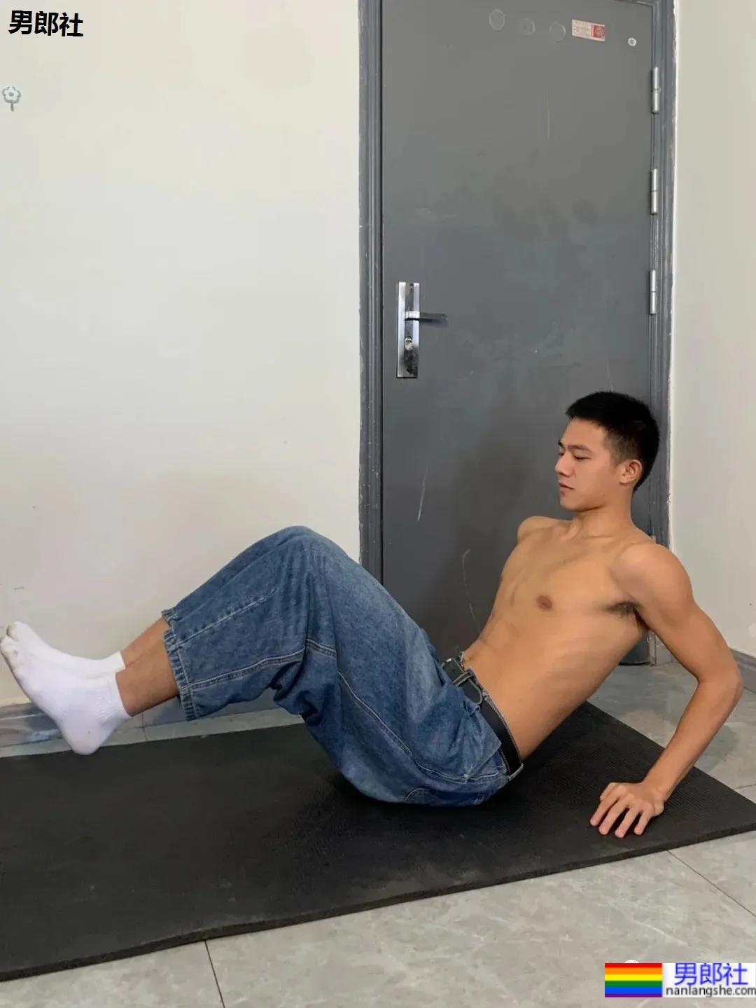 184CM寸头黑皮体育生，他身上有阳光的味道！ - 51虹马