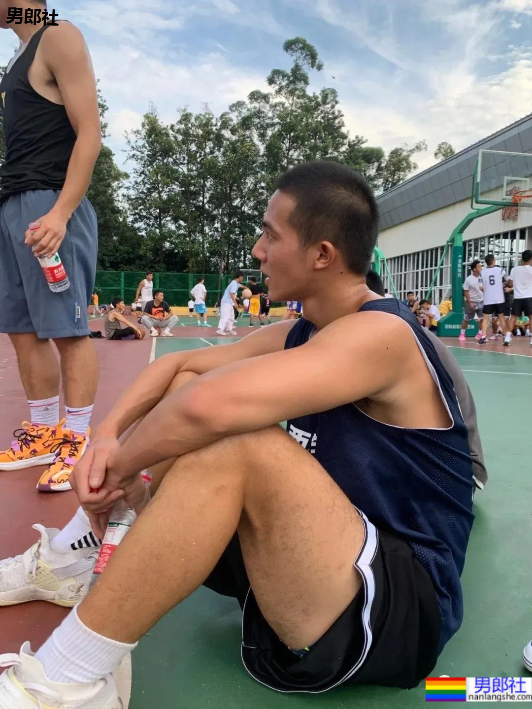 184CM寸头黑皮体育生，他身上有阳光的味道！ - 51虹马