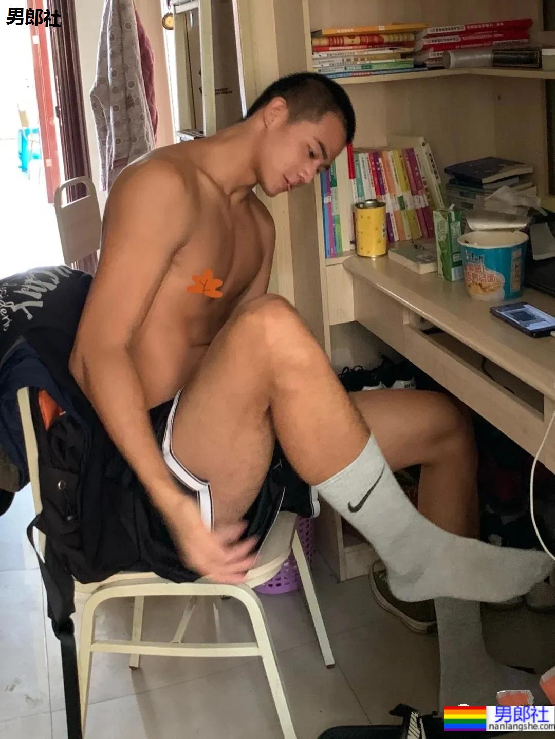 184CM寸头黑皮体育生，他身上有阳光的味道！ - 51虹马