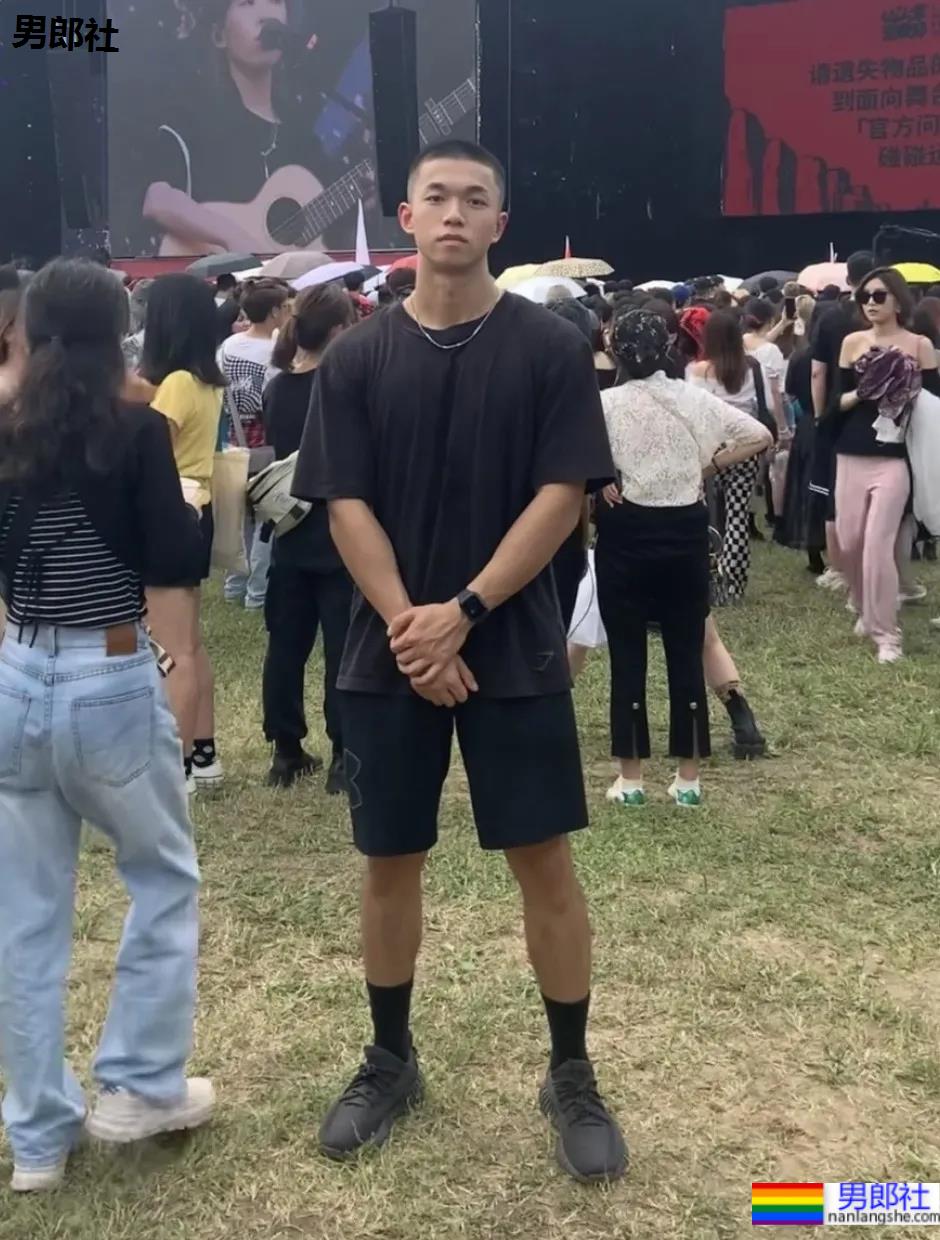 四川警校寸头小哥引发舔屏，这颜值身材也太可了！-51虹马