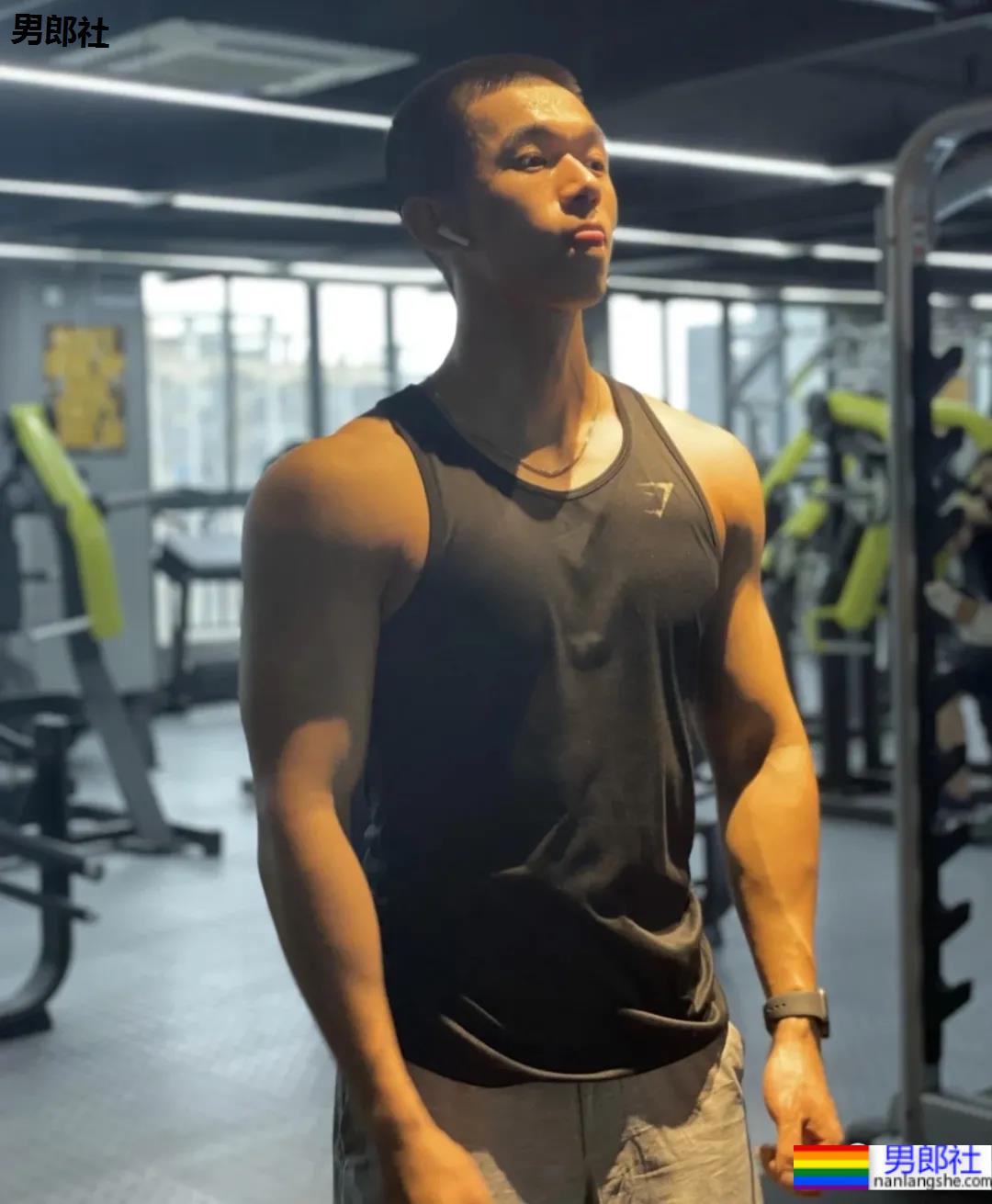 四川警校寸头小哥引发舔屏,这颜值身材也太可了! - 51虹马 四川警校寸头小哥引发舔屏,这颜值身材也太可了! - 51虹马