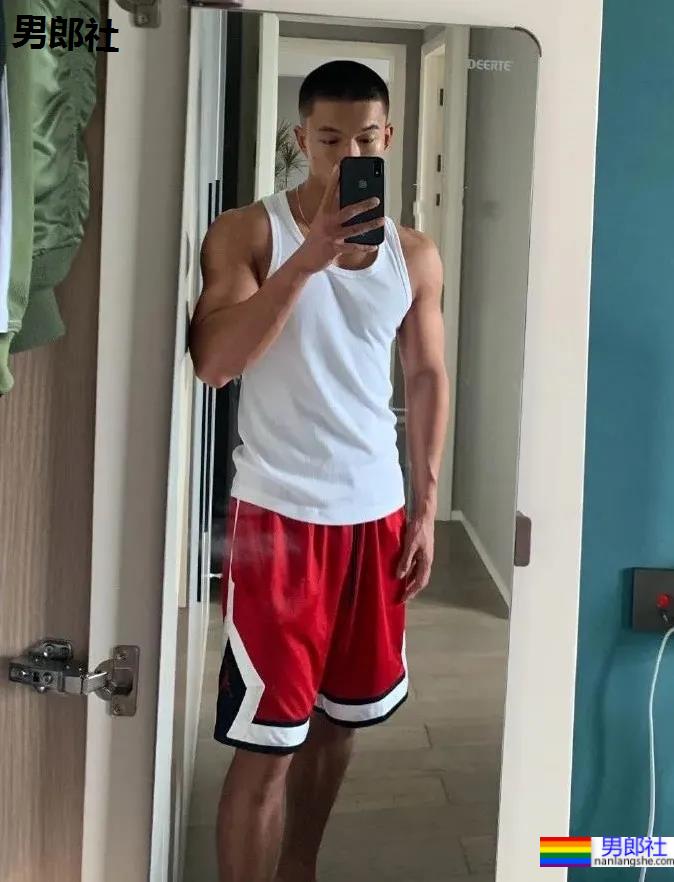 四川警校寸头小哥引发舔屏,这颜值身材也太可了! - 51虹马 四川警校寸头小哥引发舔屏,这颜值身材也太可了! - 51虹马