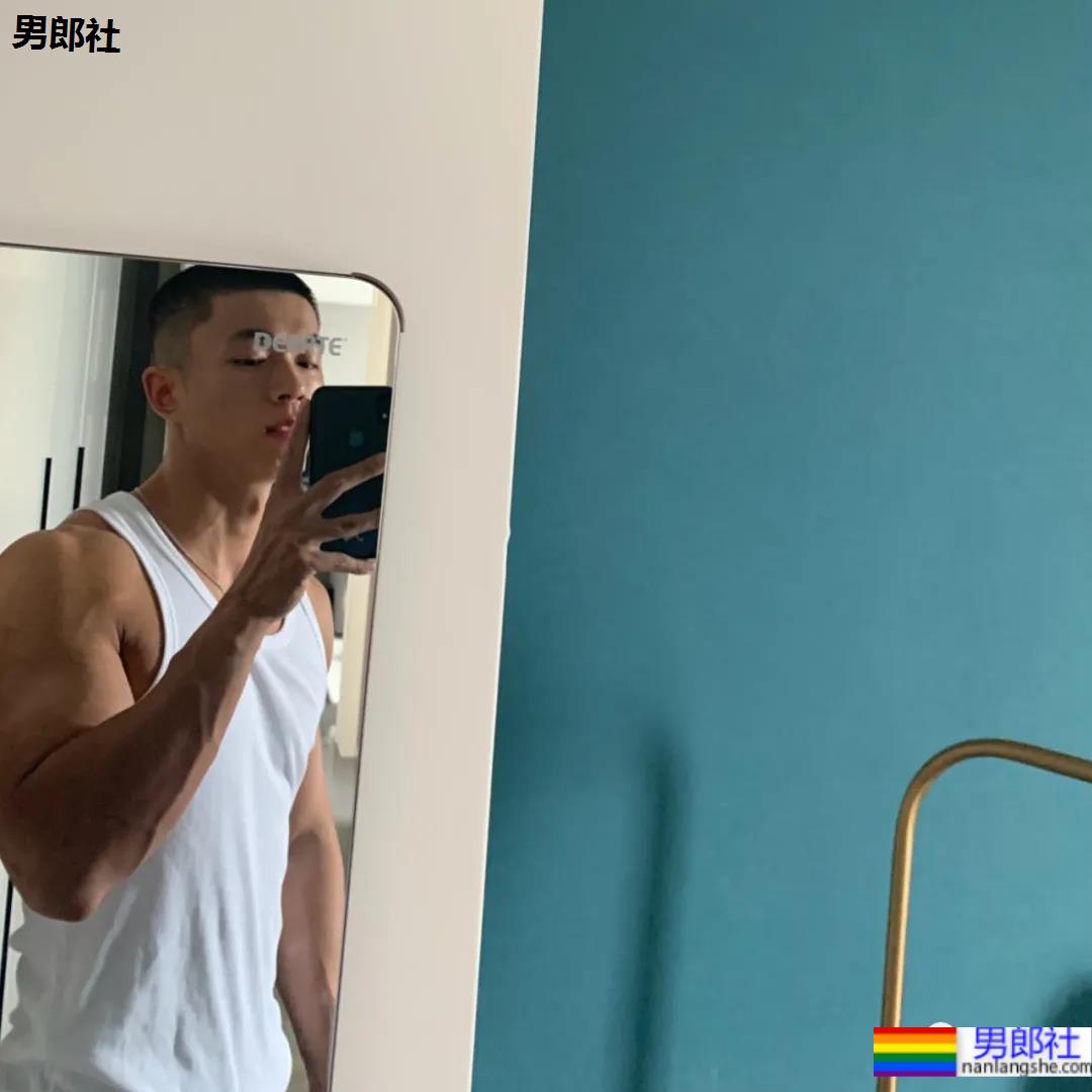 四川警校寸头小哥引发舔屏,这颜值身材也太可了! - 51虹马 四川警校寸头小哥引发舔屏,这颜值身材也太可了! - 51虹马