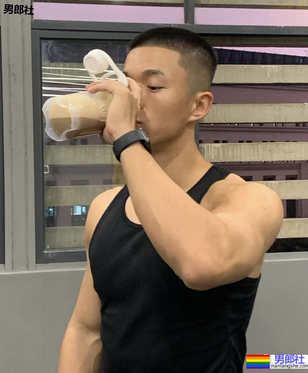 四川警校寸头小哥引发舔屏,这颜值身材也太可了! - 51虹马 四川警校寸头小哥引发舔屏,这颜值身材也太可了! - 51虹马