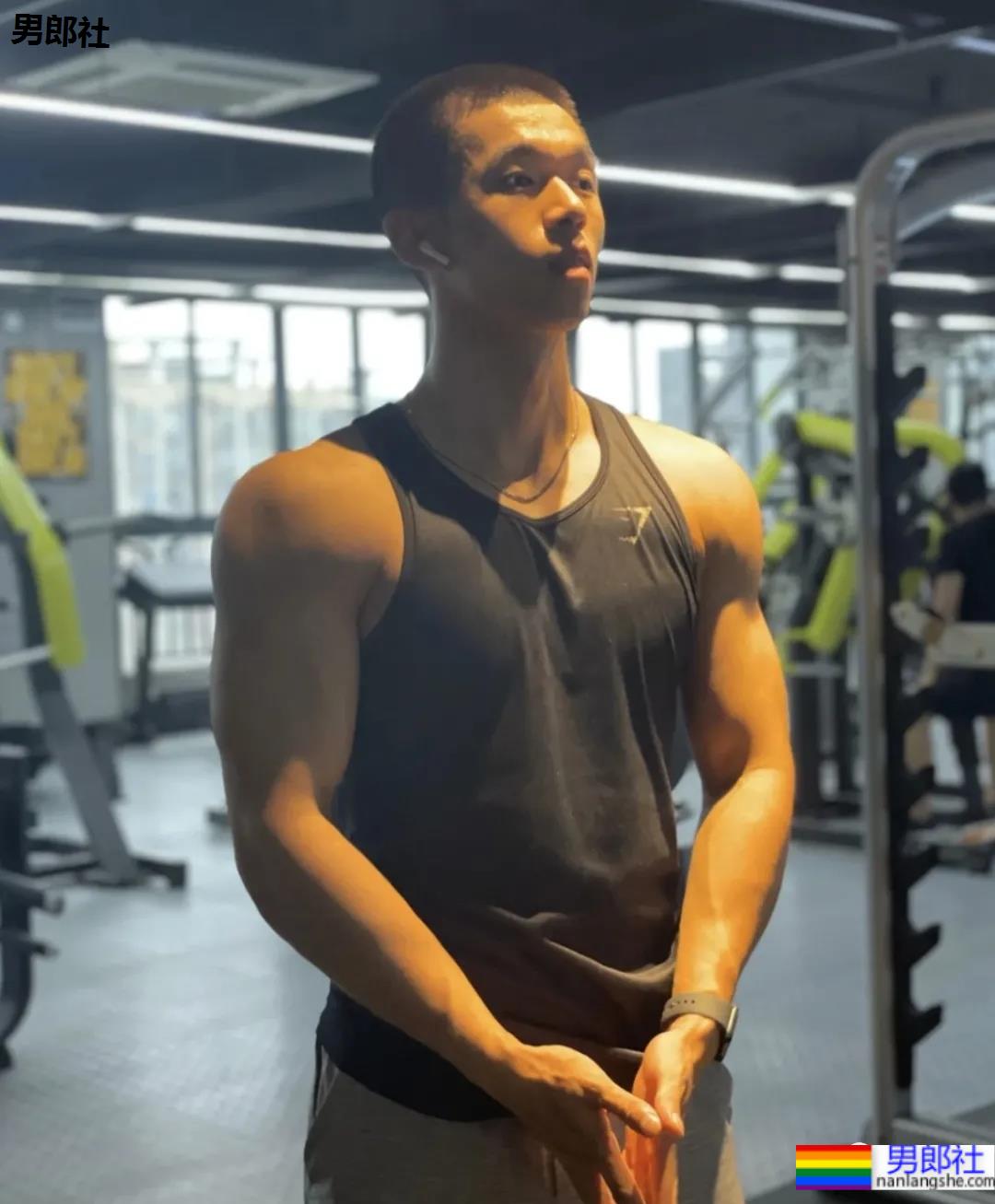 四川警校寸头小哥引发舔屏,这颜值身材也太可了! - 51虹马 四川警校寸头小哥引发舔屏,这颜值身材也太可了! - 51虹马