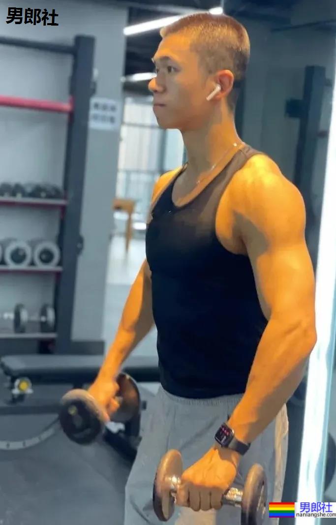 四川警校寸头小哥引发舔屏,这颜值身材也太可了! - 51虹马 四川警校寸头小哥引发舔屏,这颜值身材也太可了! - 51虹马