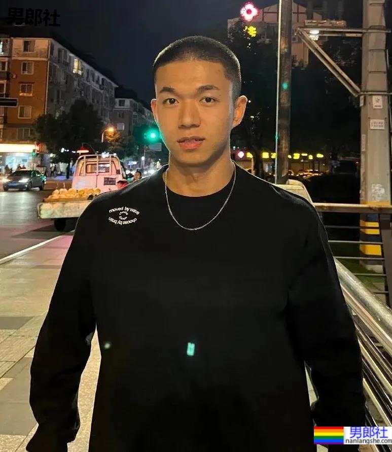 四川警校寸头小哥引发舔屏,这颜值身材也太可了! - 51虹马 四川警校寸头小哥引发舔屏,这颜值身材也太可了! - 51虹马