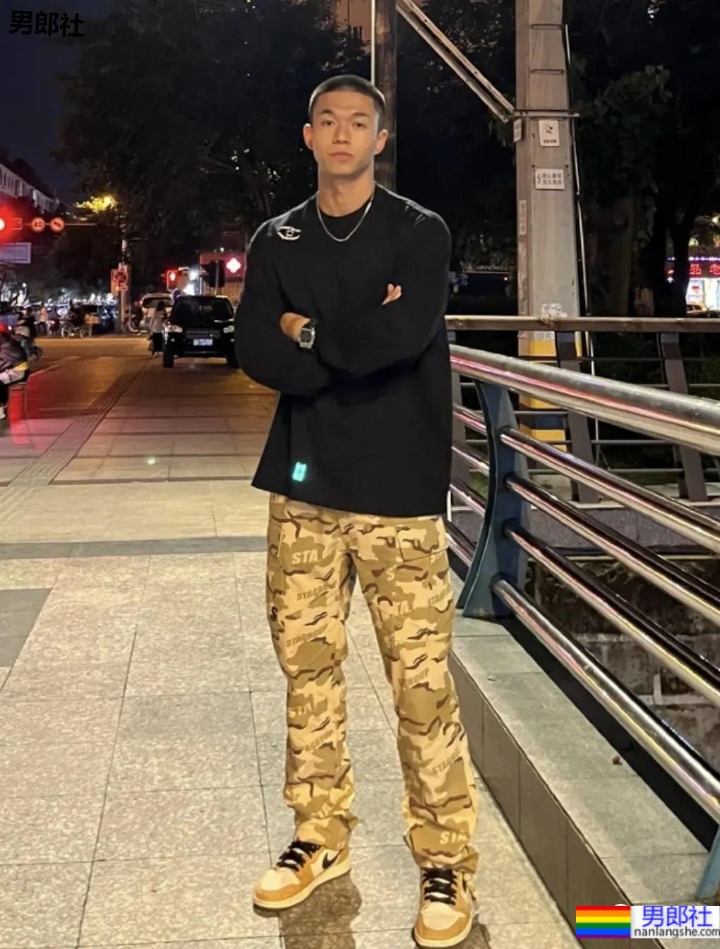 四川警校寸头小哥引发舔屏,这颜值身材也太可了! - 51虹马 四川警校寸头小哥引发舔屏,这颜值身材也太可了! - 51虹马