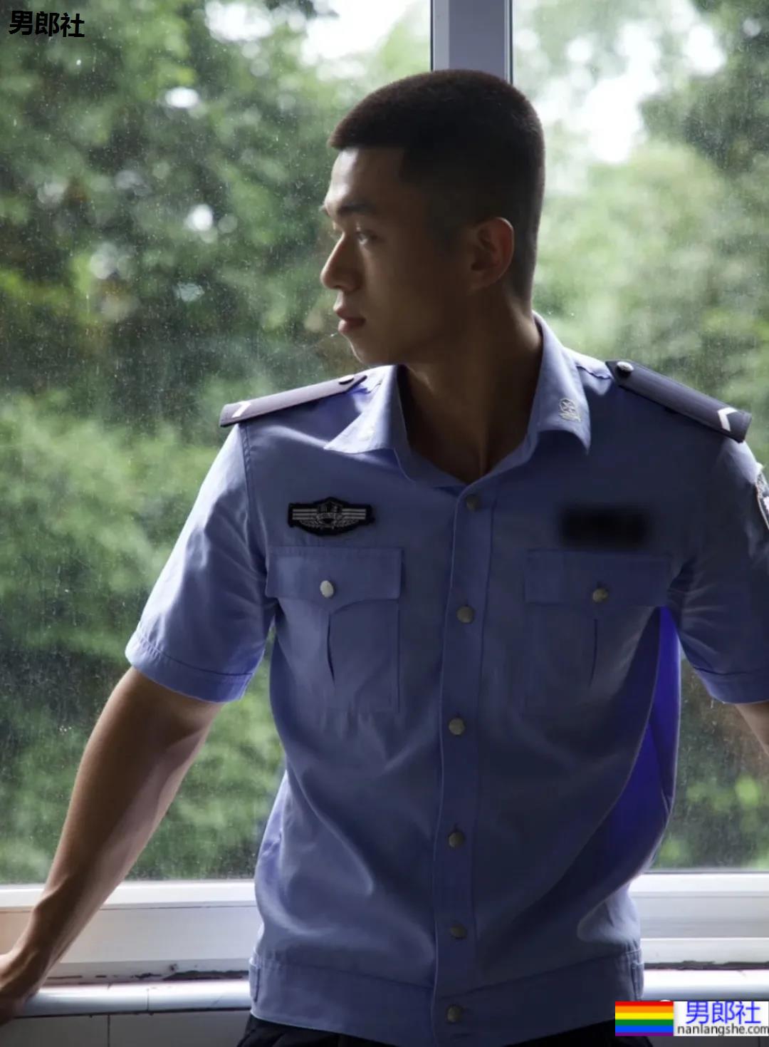 四川警校寸头小哥引发舔屏,这颜值身材也太可了! - 51虹马 四川警校寸头小哥引发舔屏,这颜值身材也太可了! - 51虹马