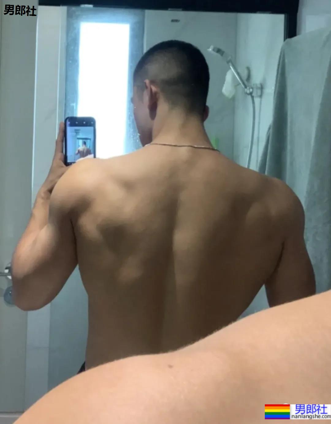 四川警校寸头小哥引发舔屏,这颜值身材也太可了! - 51虹马 四川警校寸头小哥引发舔屏,这颜值身材也太可了! - 51虹马