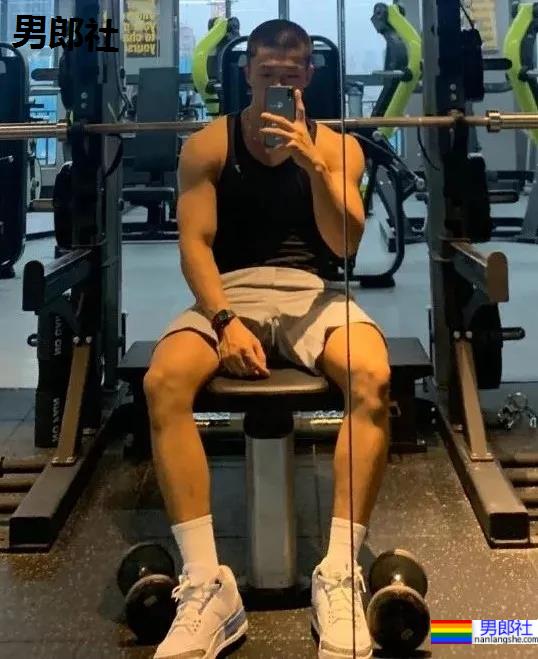 四川警校寸头小哥引发舔屏,这颜值身材也太可了! - 51虹马 四川警校寸头小哥引发舔屏,这颜值身材也太可了! - 51虹马