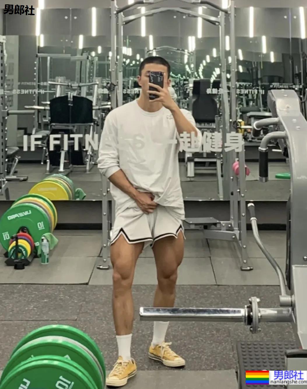 四川警校寸头小哥引发舔屏,这颜值身材也太可了! - 51虹马 四川警校寸头小哥引发舔屏,这颜值身材也太可了! - 51虹马