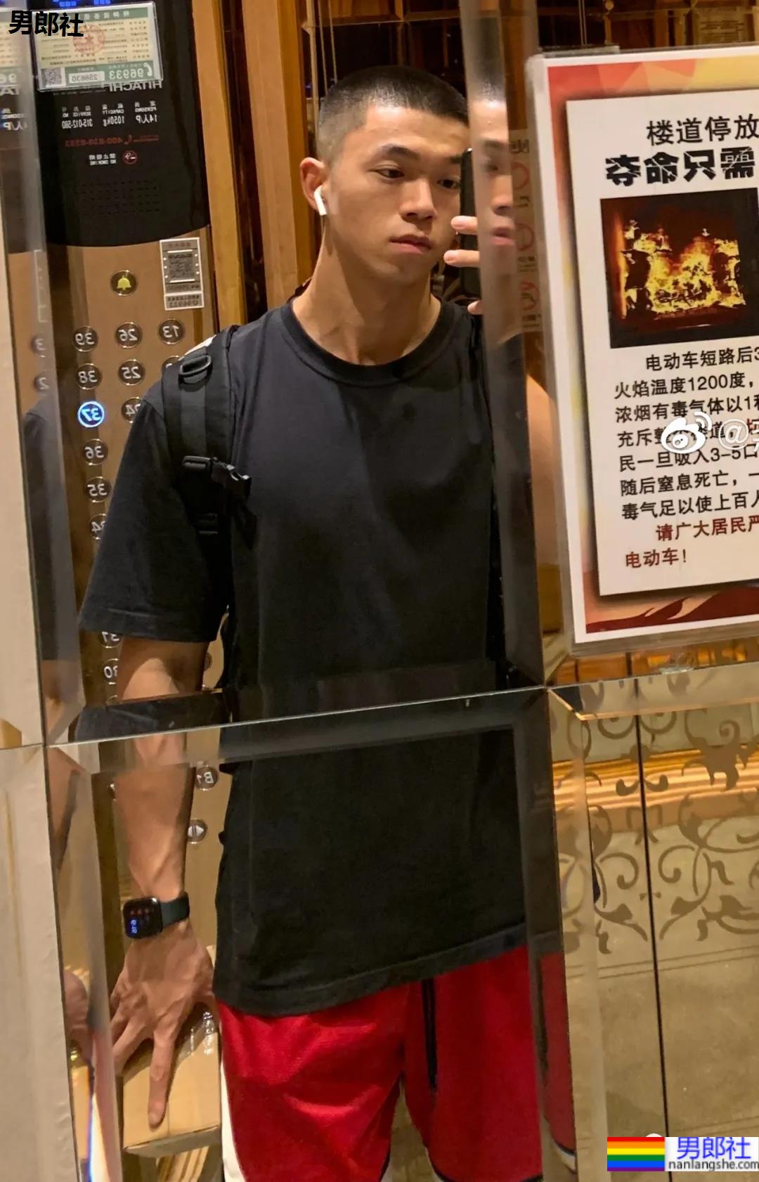 四川警校寸头小哥引发舔屏,这颜值身材也太可了! - 51虹马 四川警校寸头小哥引发舔屏,这颜值身材也太可了! - 51虹马