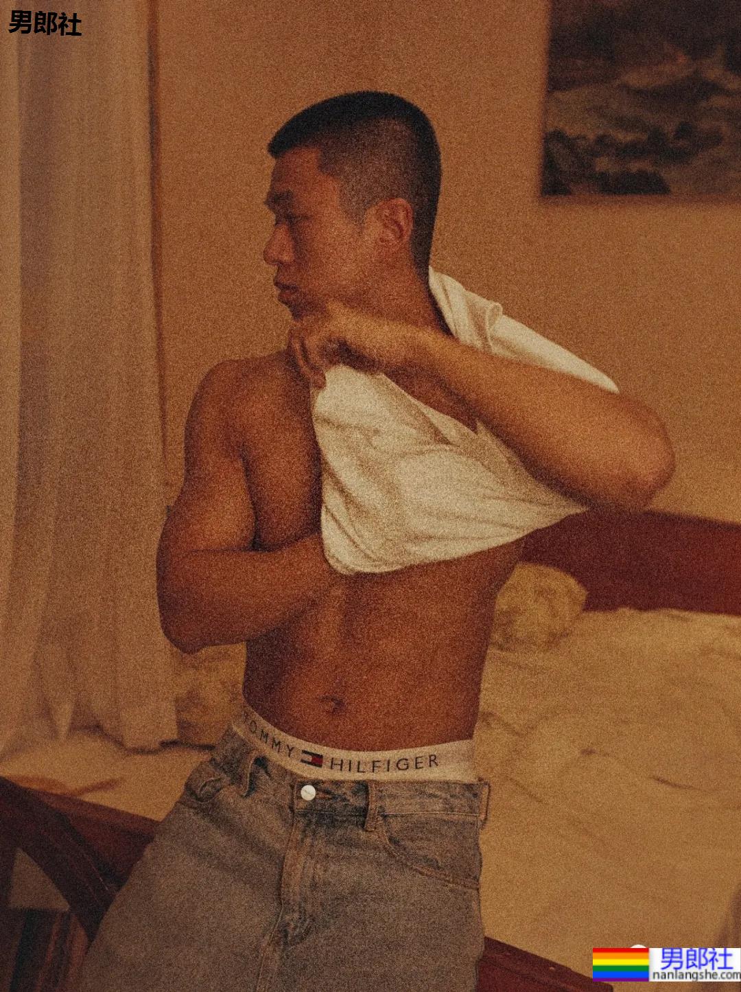 四川警校寸头小哥引发舔屏,这颜值身材也太可了! - 51虹马 四川警校寸头小哥引发舔屏,这颜值身材也太可了! - 51虹马