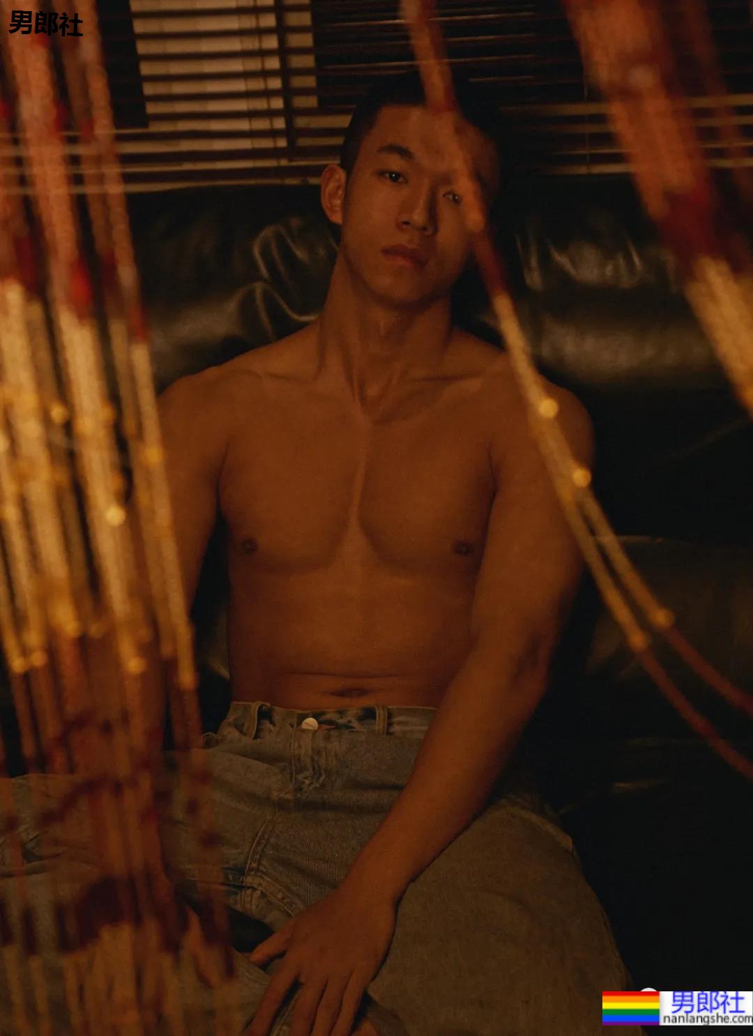 四川警校寸头小哥引发舔屏,这颜值身材也太可了! - 51虹马 四川警校寸头小哥引发舔屏,这颜值身材也太可了! - 51虹马