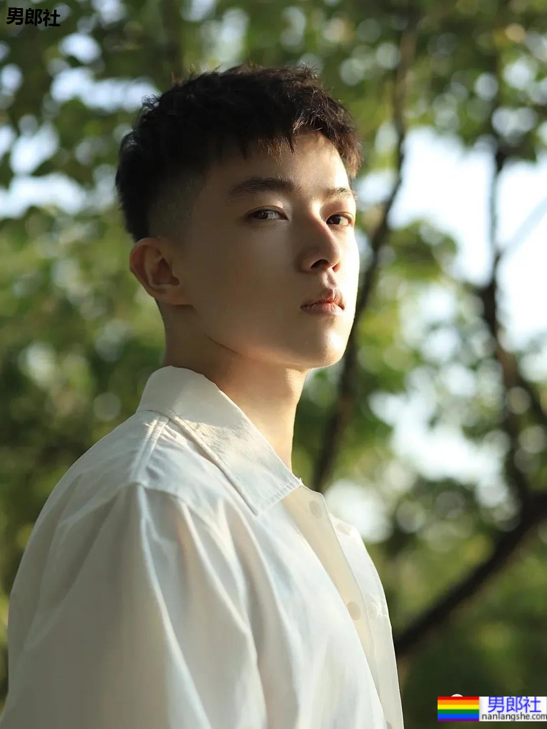 一脸胶原蛋白的帅气小奶狗，看起来好想欺负他啊！-51虹马