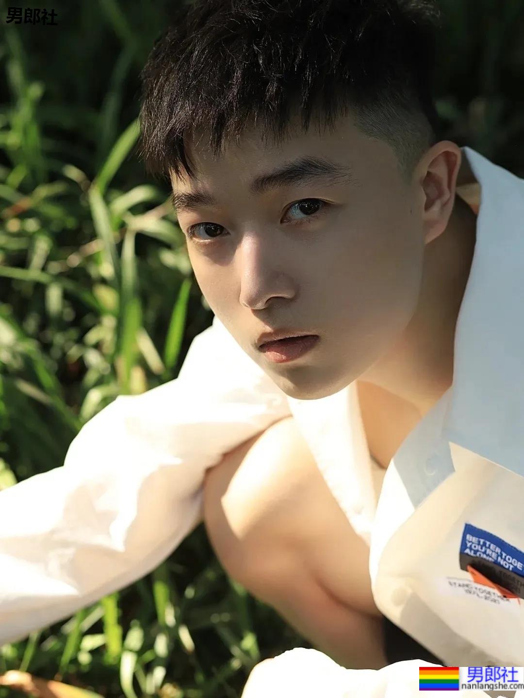 一脸胶原蛋白的帅气小奶狗，看起来好想欺负他啊！ - 51虹马