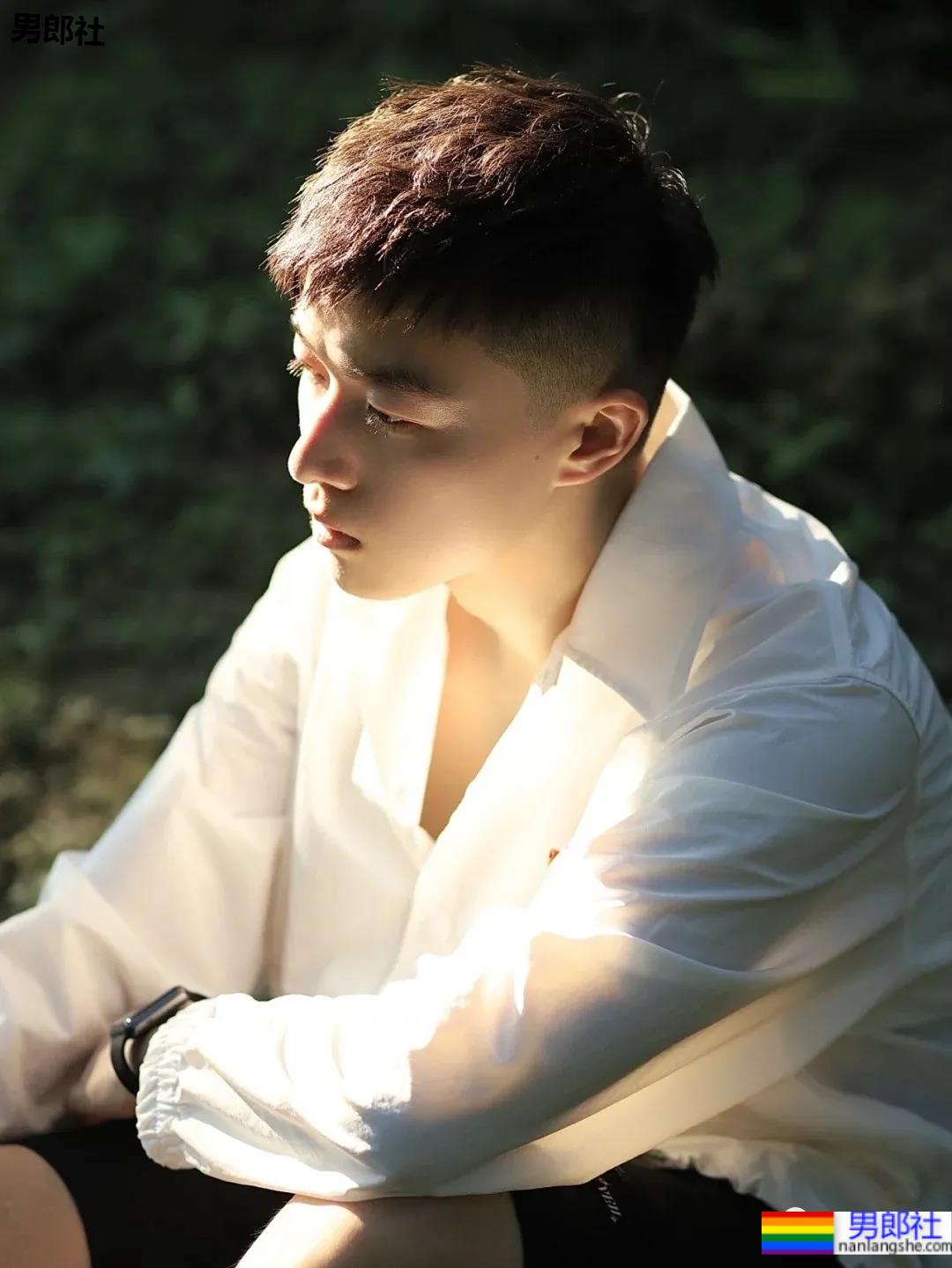 一脸胶原蛋白的帅气小奶狗，看起来好想欺负他啊！ - 51虹马