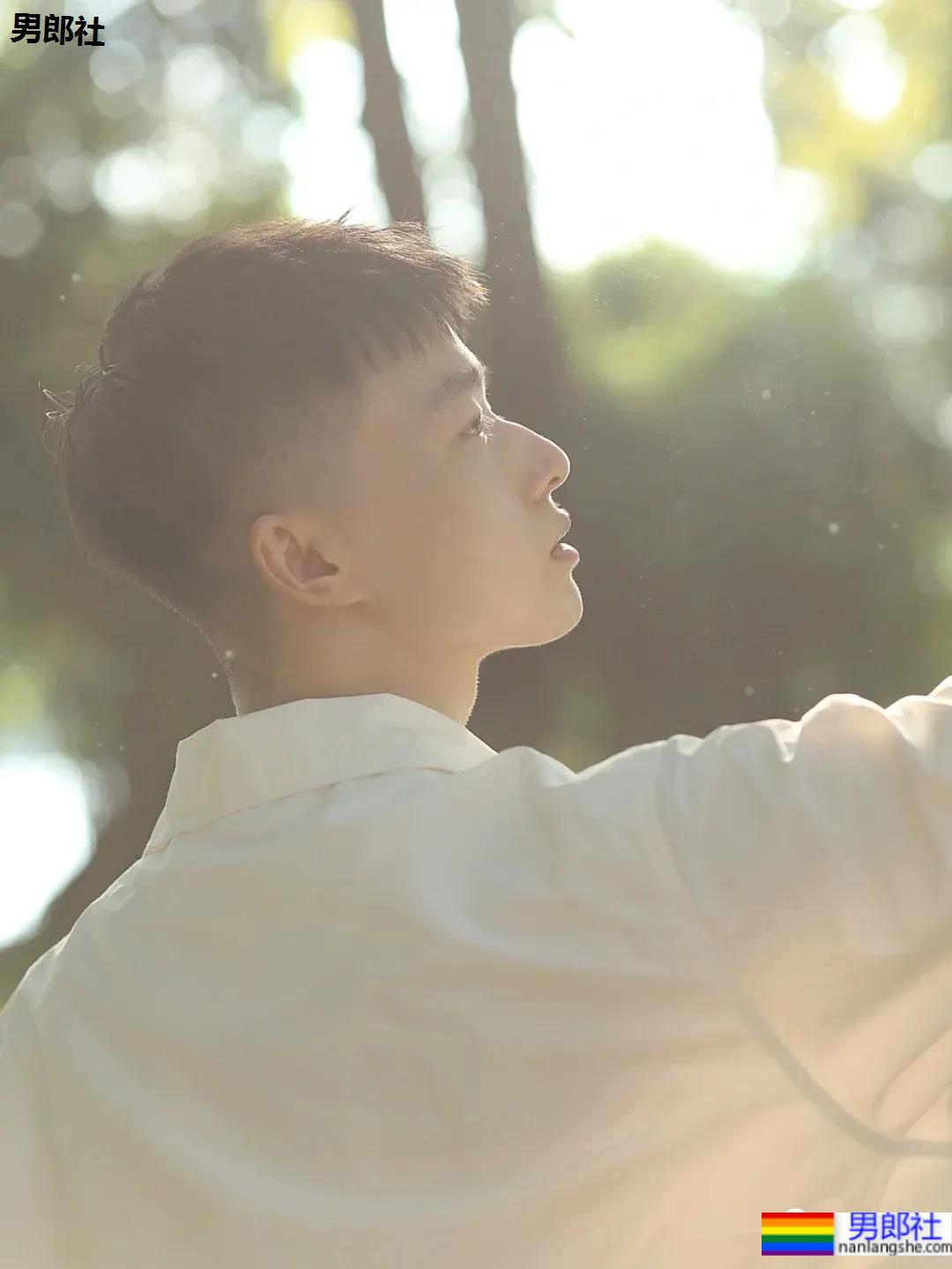 一脸胶原蛋白的帅气小奶狗，看起来好想欺负他啊！ - 51虹马