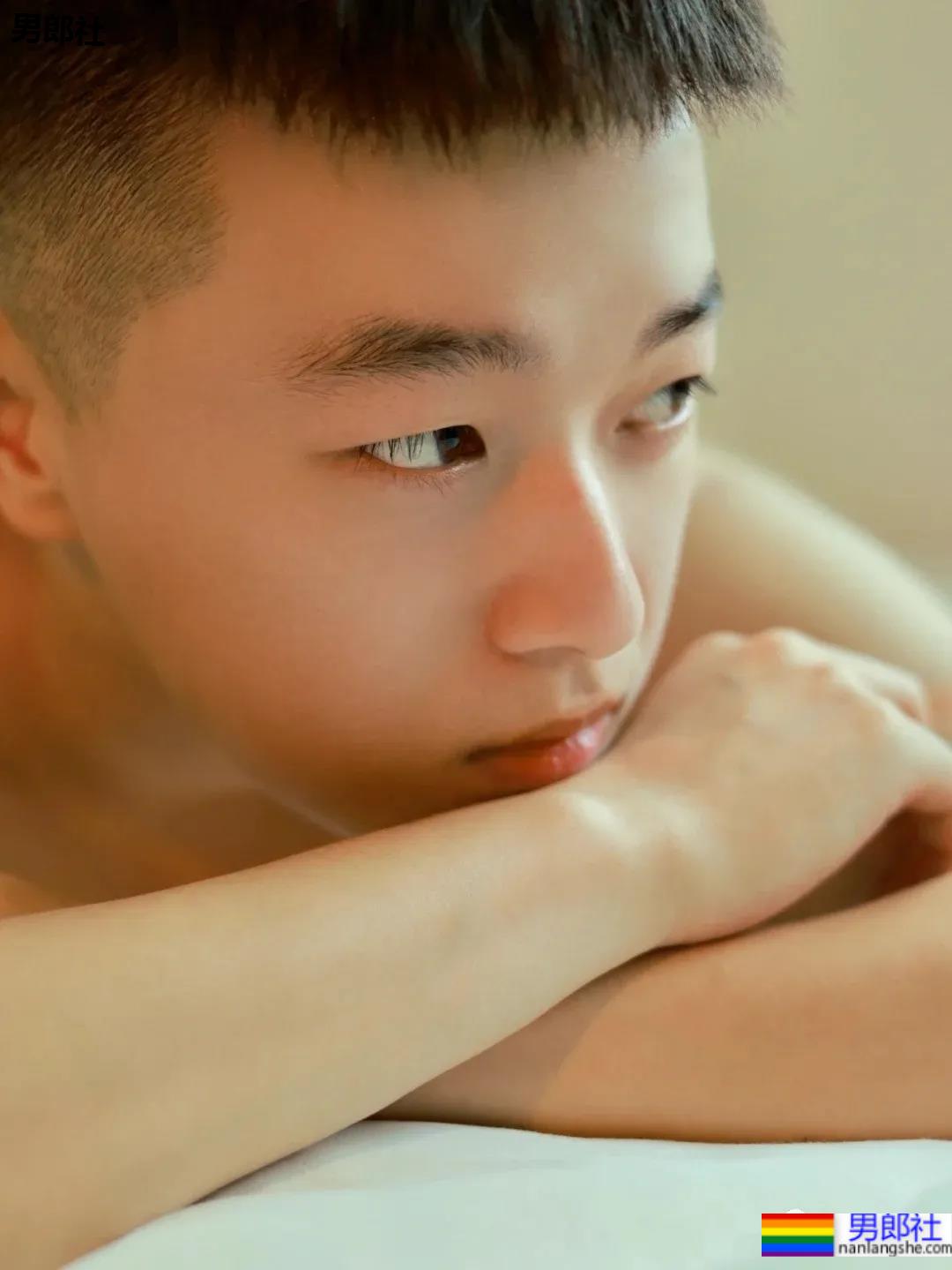 一脸胶原蛋白的帅气小奶狗，看起来好想欺负他啊！ - 51虹马