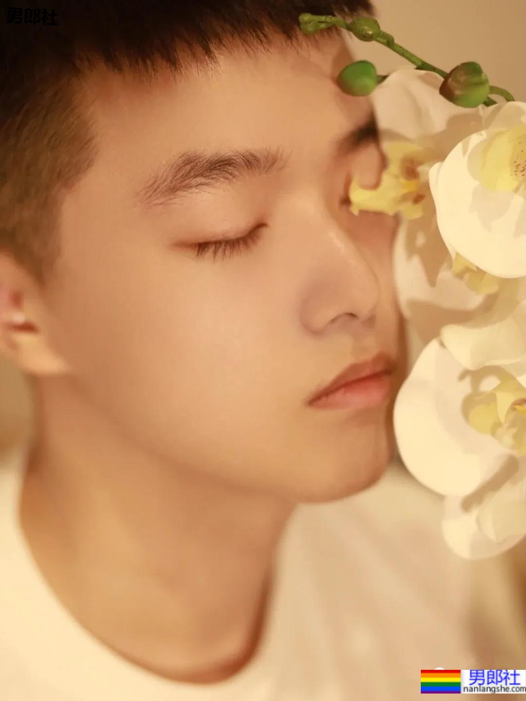 一脸胶原蛋白的帅气小奶狗，看起来好想欺负他啊！ - 51虹马