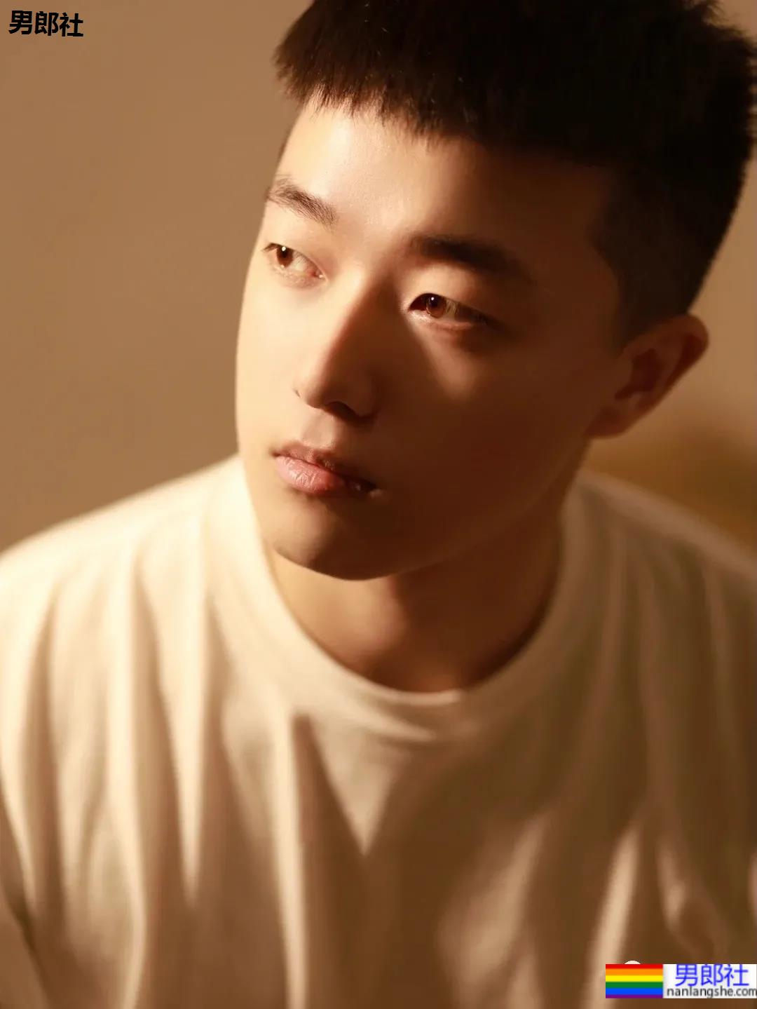 一脸胶原蛋白的帅气小奶狗，看起来好想欺负他啊！ - 51虹马