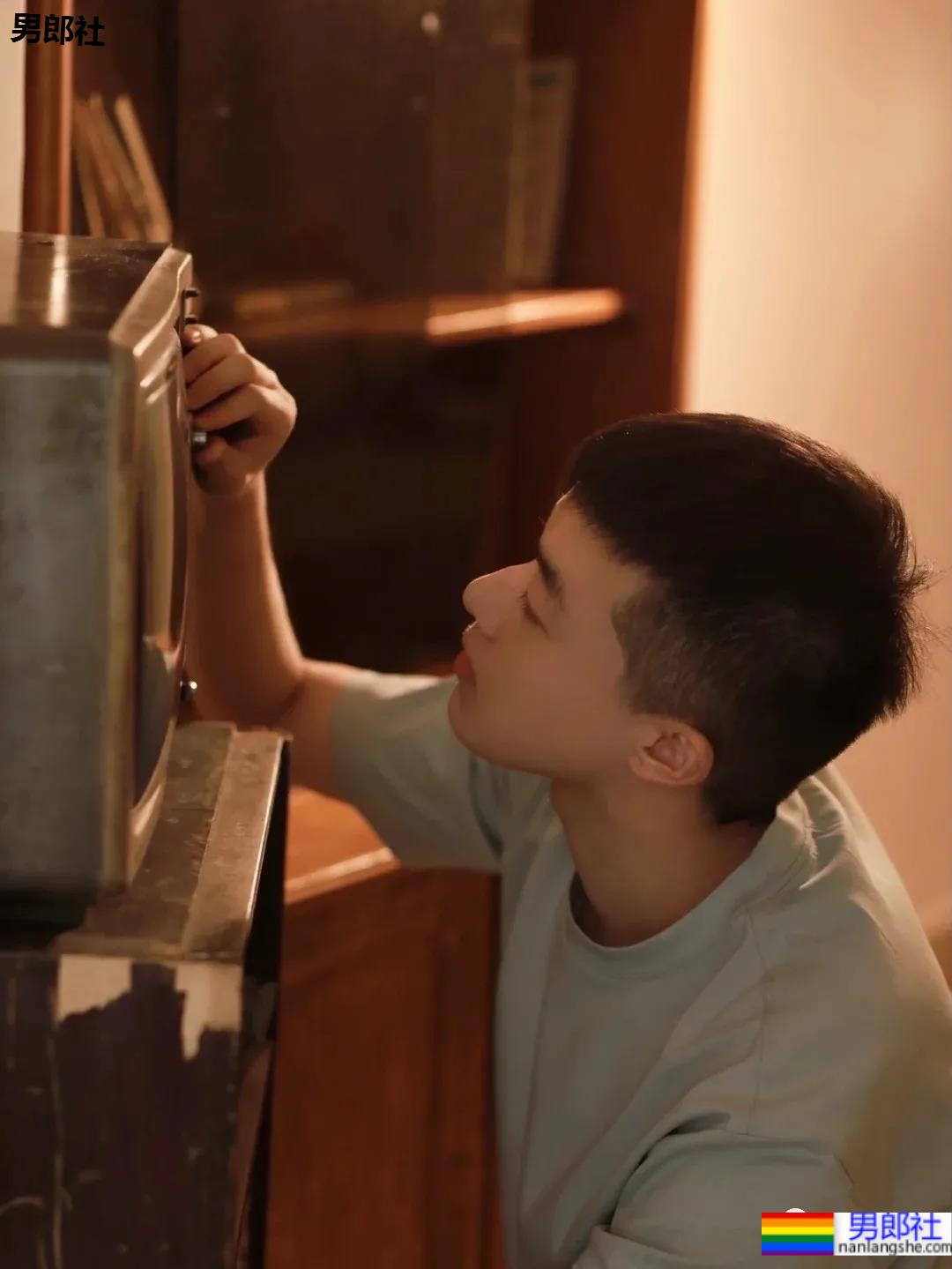 一脸胶原蛋白的帅气小奶狗，看起来好想欺负他啊！ - 51虹马