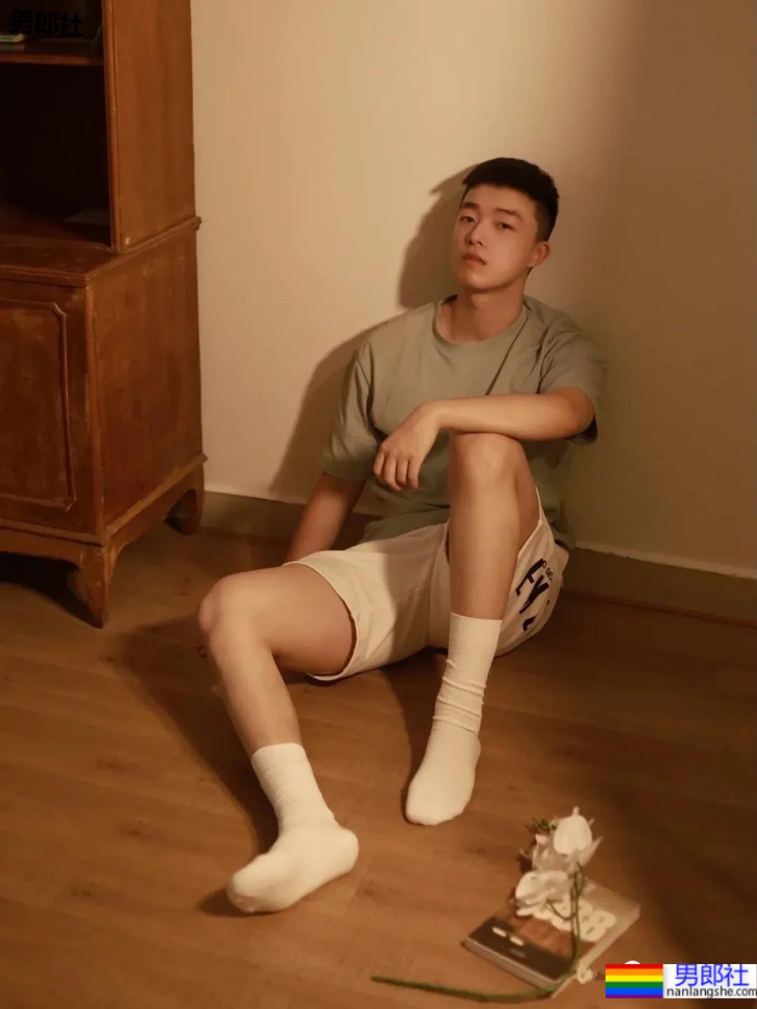 一脸胶原蛋白的帅气小奶狗，看起来好想欺负他啊！ - 51虹马