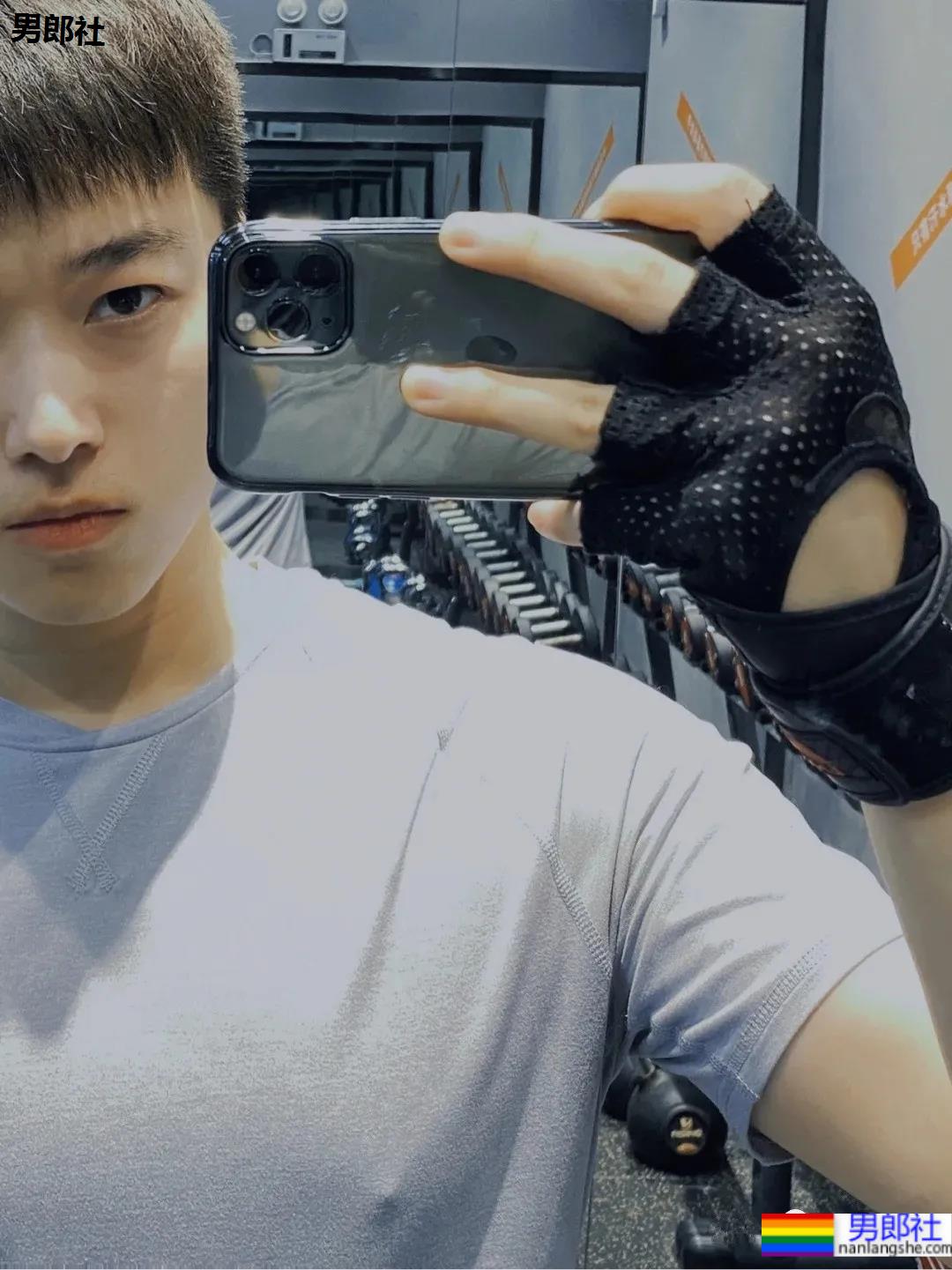 一脸胶原蛋白的帅气小奶狗，看起来好想欺负他啊！ - 51虹马