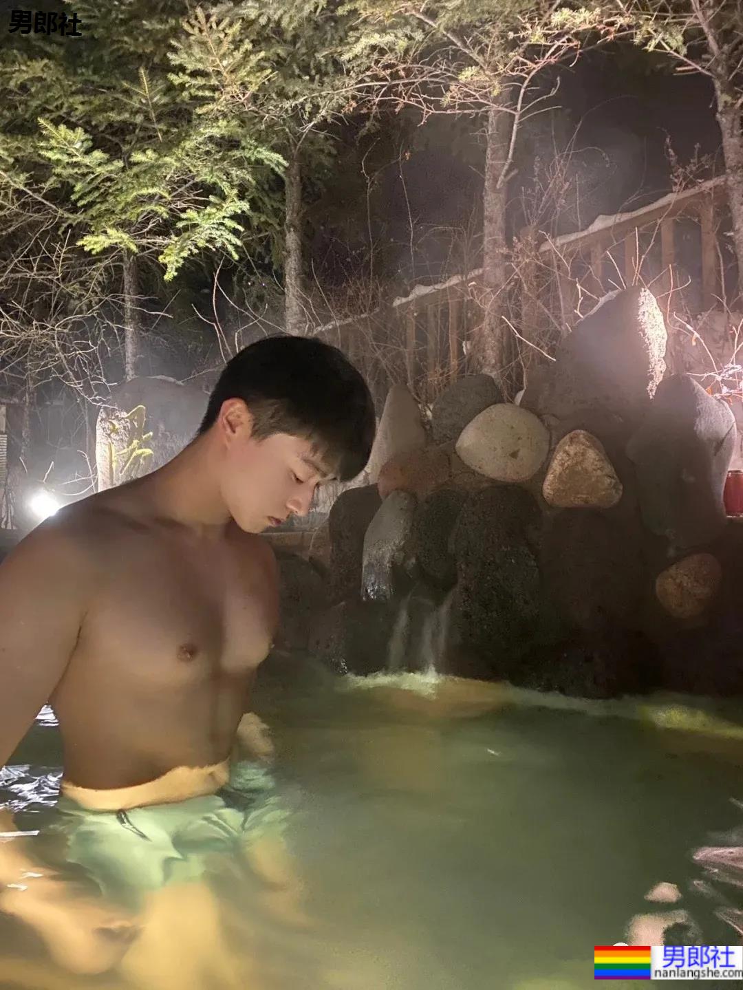 一脸胶原蛋白的帅气小奶狗，看起来好想欺负他啊！ - 51虹马