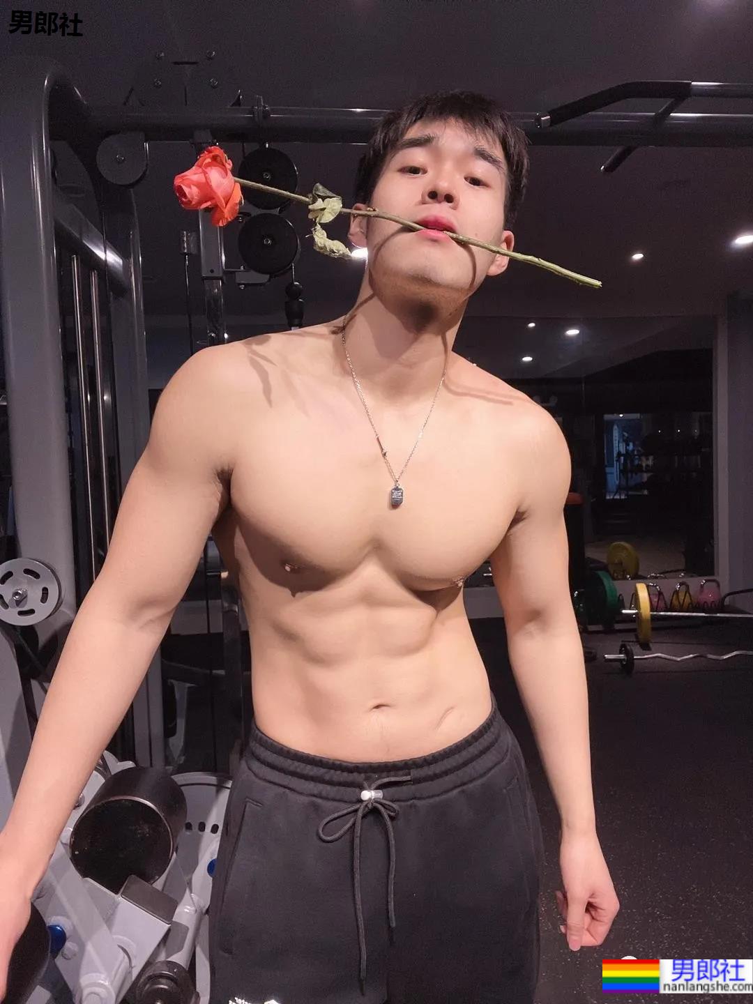 肌肉健身私教送你玫瑰花，他的表白你感受到了吗？-51虹马