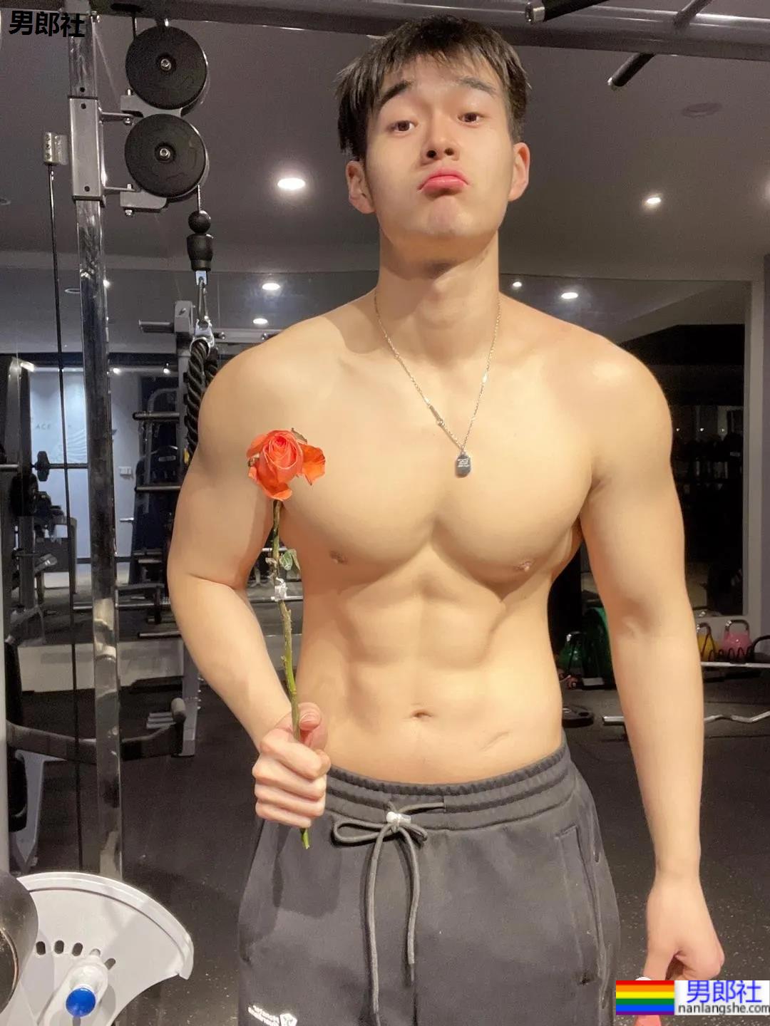 肌肉健身私教送你玫瑰花，他的表白你感受到了吗？ - 51虹马