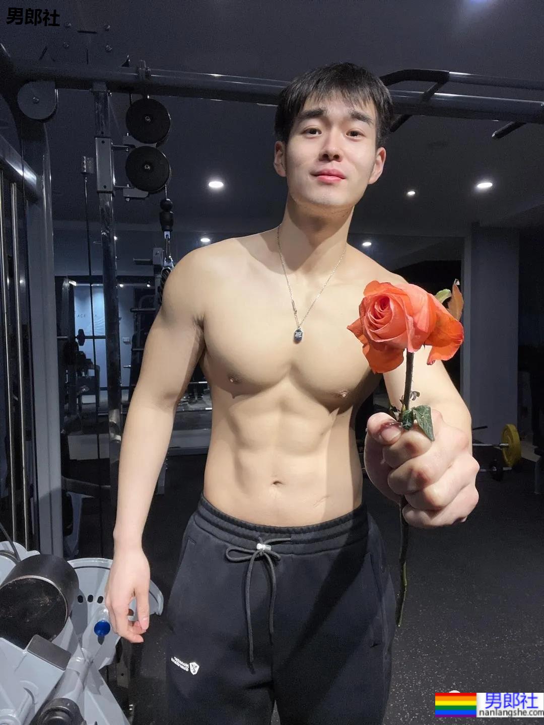 肌肉健身私教送你玫瑰花，他的表白你感受到了吗？ - 51虹马