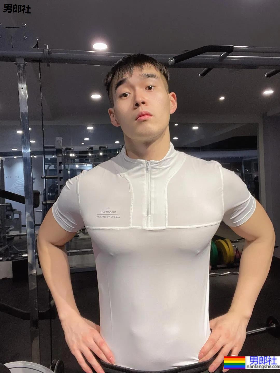 肌肉健身私教送你玫瑰花，他的表白你感受到了吗？ - 51虹马