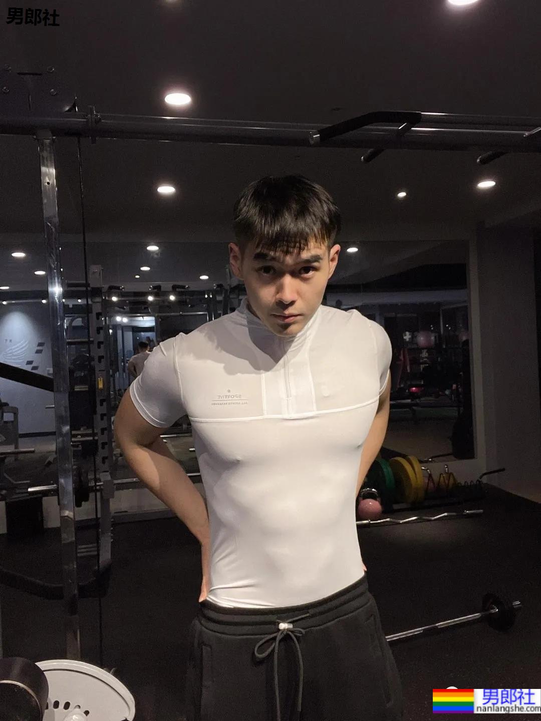 肌肉健身私教送你玫瑰花，他的表白你感受到了吗？ - 51虹马