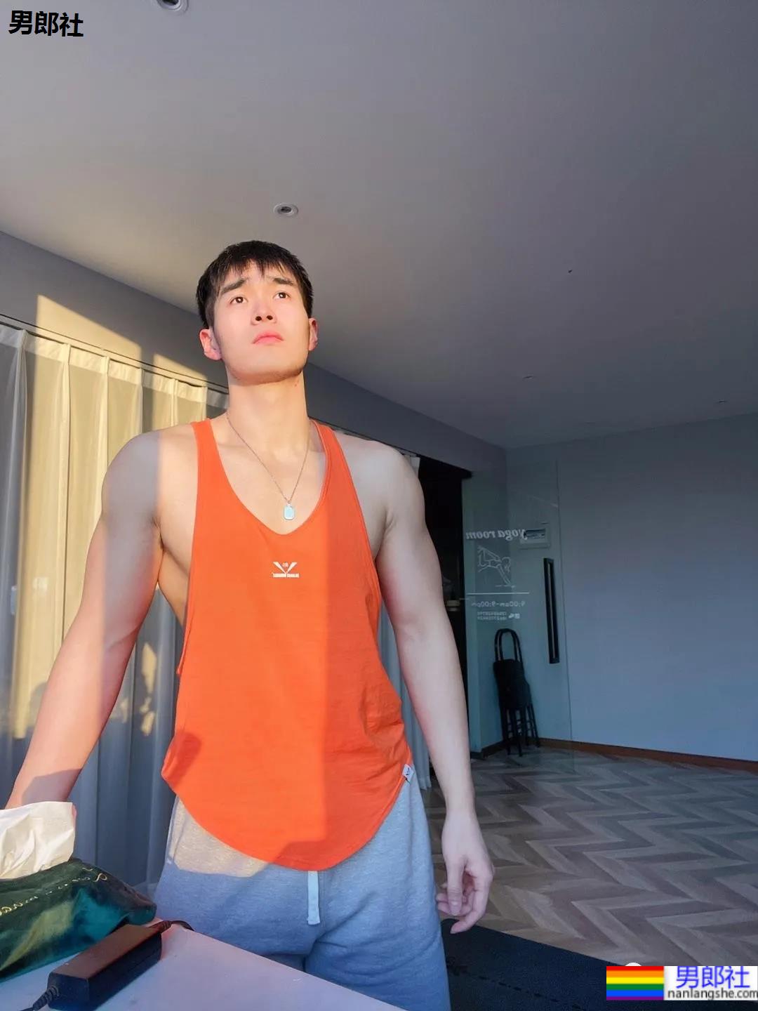 肌肉健身私教送你玫瑰花，他的表白你感受到了吗？ - 51虹马