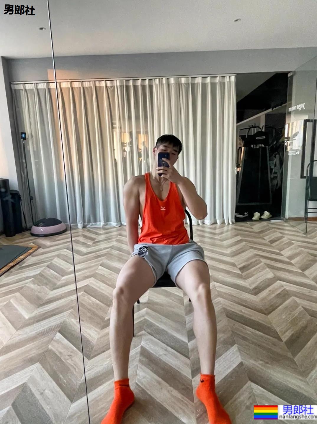 肌肉健身私教送你玫瑰花，他的表白你感受到了吗？ - 51虹马