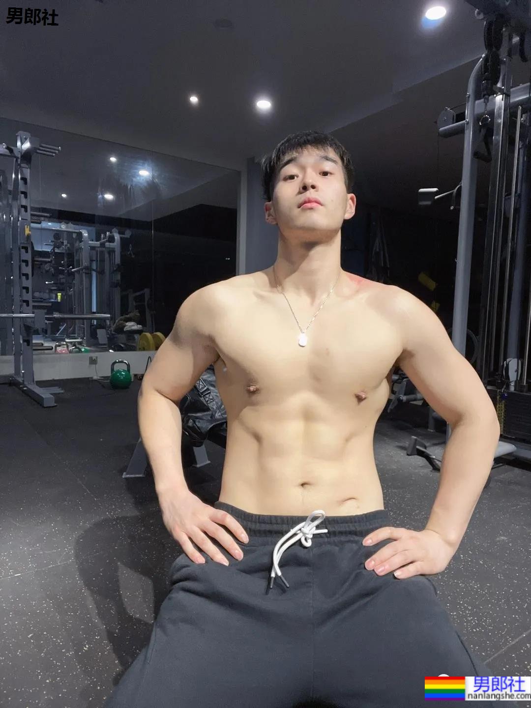 肌肉健身私教送你玫瑰花，他的表白你感受到了吗？ - 51虹马