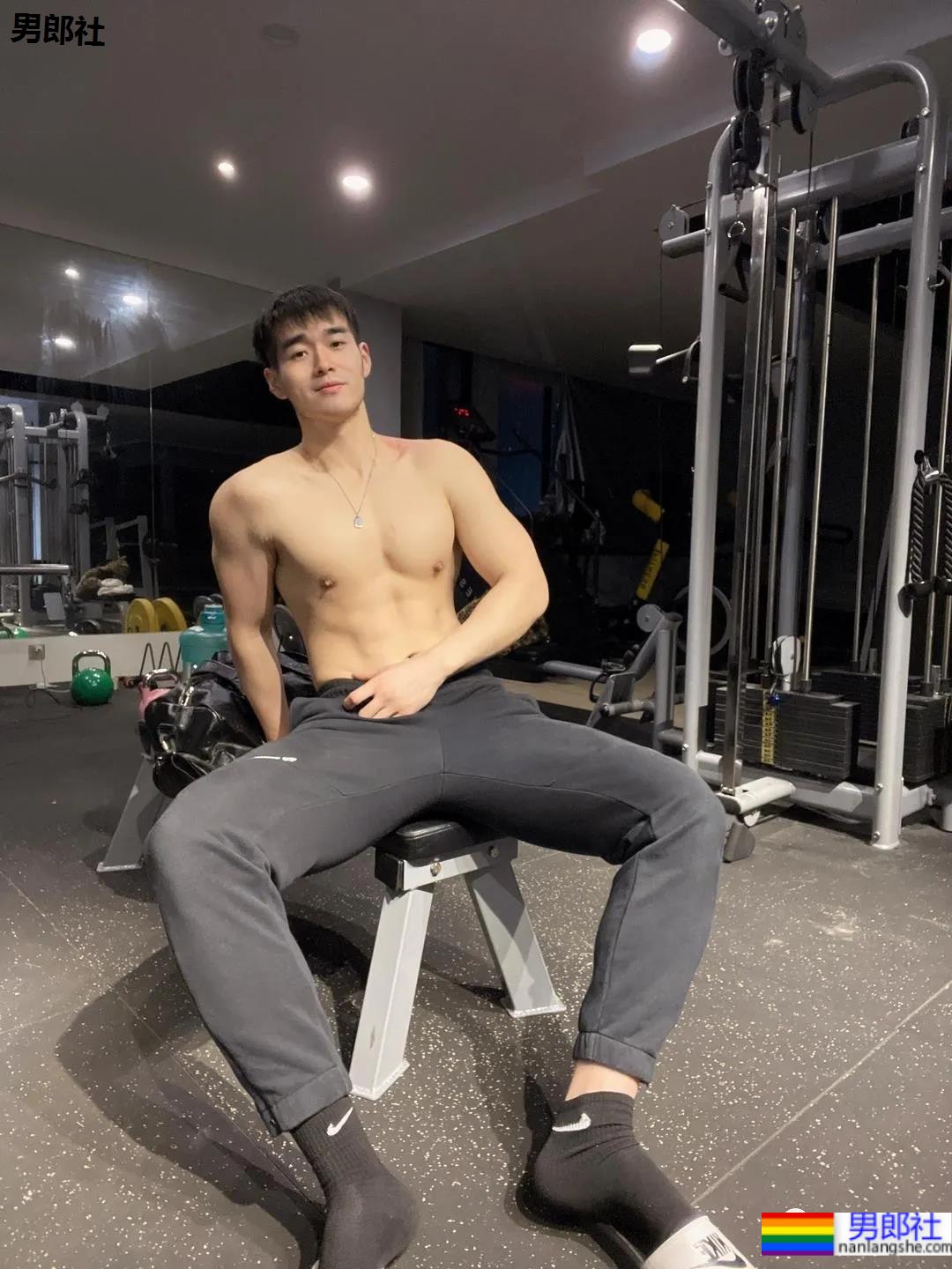 肌肉健身私教送你玫瑰花，他的表白你感受到了吗？ - 51虹马