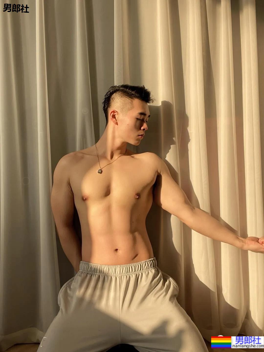 肌肉健身私教送你玫瑰花，他的表白你感受到了吗？ - 51虹马