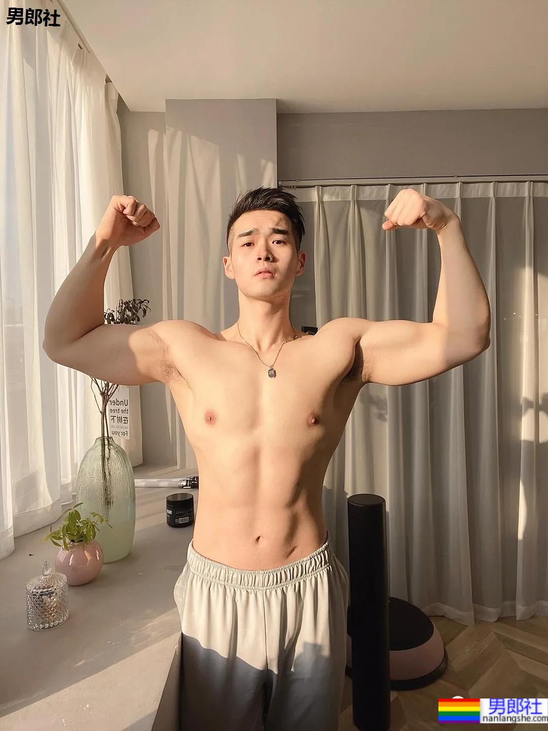 肌肉健身私教送你玫瑰花，他的表白你感受到了吗？ - 51虹马