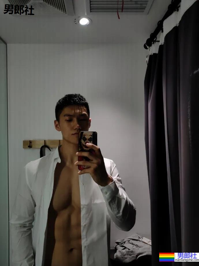 更衣室185CM寸头衬衫小哥自拍,八块腹肌腱子肉身材也太上头了! - 51虹马 更衣室185CM寸头衬衫小哥自拍,八块腹肌腱子肉身材也太上头了! - 51虹马