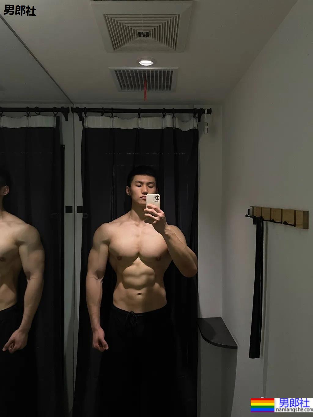 更衣室185CM寸头衬衫小哥自拍,八块腹肌腱子肉身材也太上头了! - 51虹马 更衣室185CM寸头衬衫小哥自拍,八块腹肌腱子肉身材也太上头了! - 51虹马