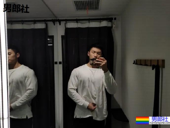 更衣室185CM寸头衬衫小哥自拍,八块腹肌腱子肉身材也太上头了! - 51虹马 更衣室185CM寸头衬衫小哥自拍,八块腹肌腱子肉身材也太上头了! - 51虹马