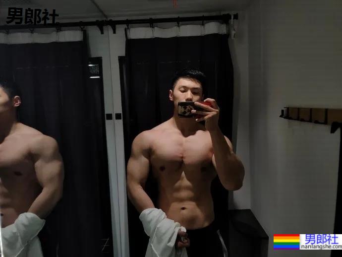 更衣室185CM寸头衬衫小哥自拍,八块腹肌腱子肉身材也太上头了! - 51虹马 更衣室185CM寸头衬衫小哥自拍,八块腹肌腱子肉身材也太上头了! - 51虹马