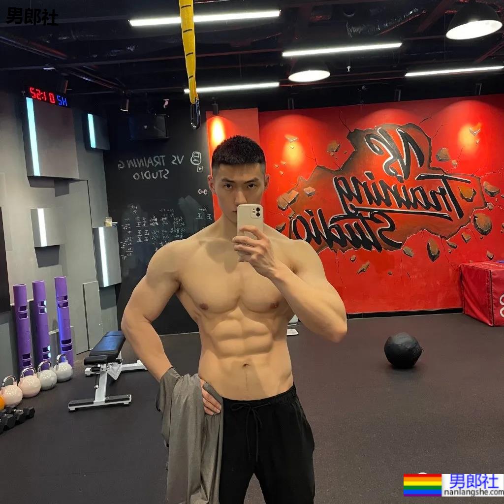 更衣室185CM寸头衬衫小哥自拍,八块腹肌腱子肉身材也太上头了! - 51虹马 更衣室185CM寸头衬衫小哥自拍,八块腹肌腱子肉身材也太上头了! - 51虹马