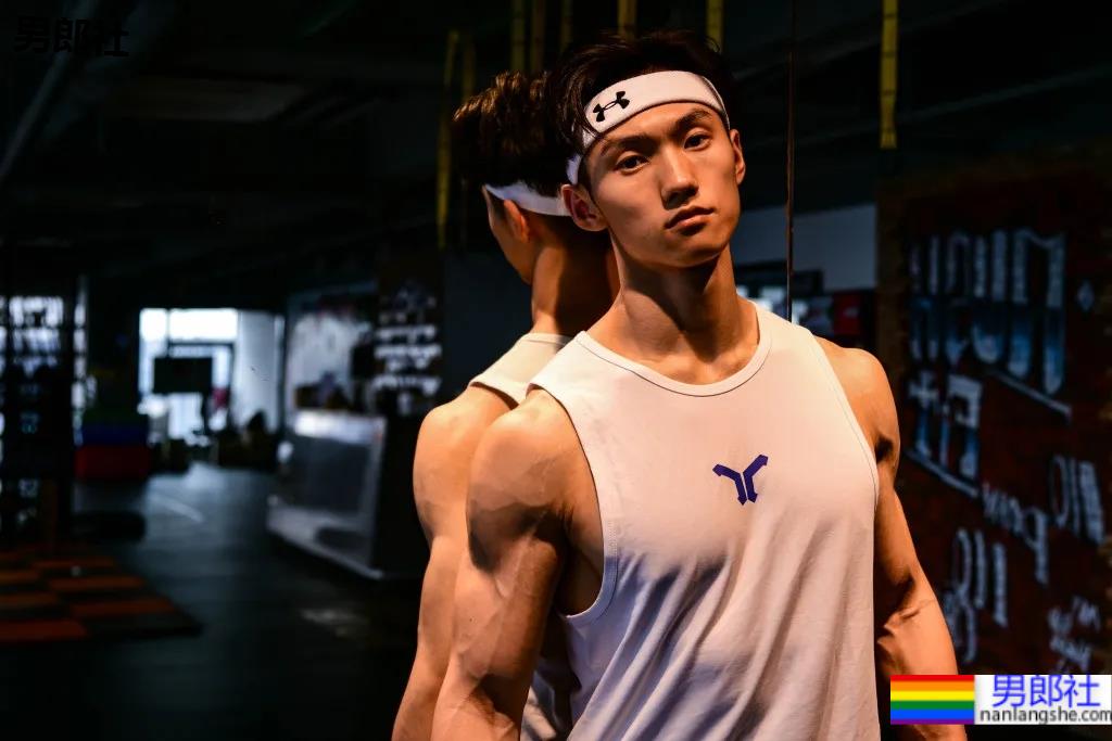 更衣室185CM寸头衬衫小哥自拍,八块腹肌腱子肉身材也太上头了! - 51虹马 更衣室185CM寸头衬衫小哥自拍,八块腹肌腱子肉身材也太上头了! - 51虹马