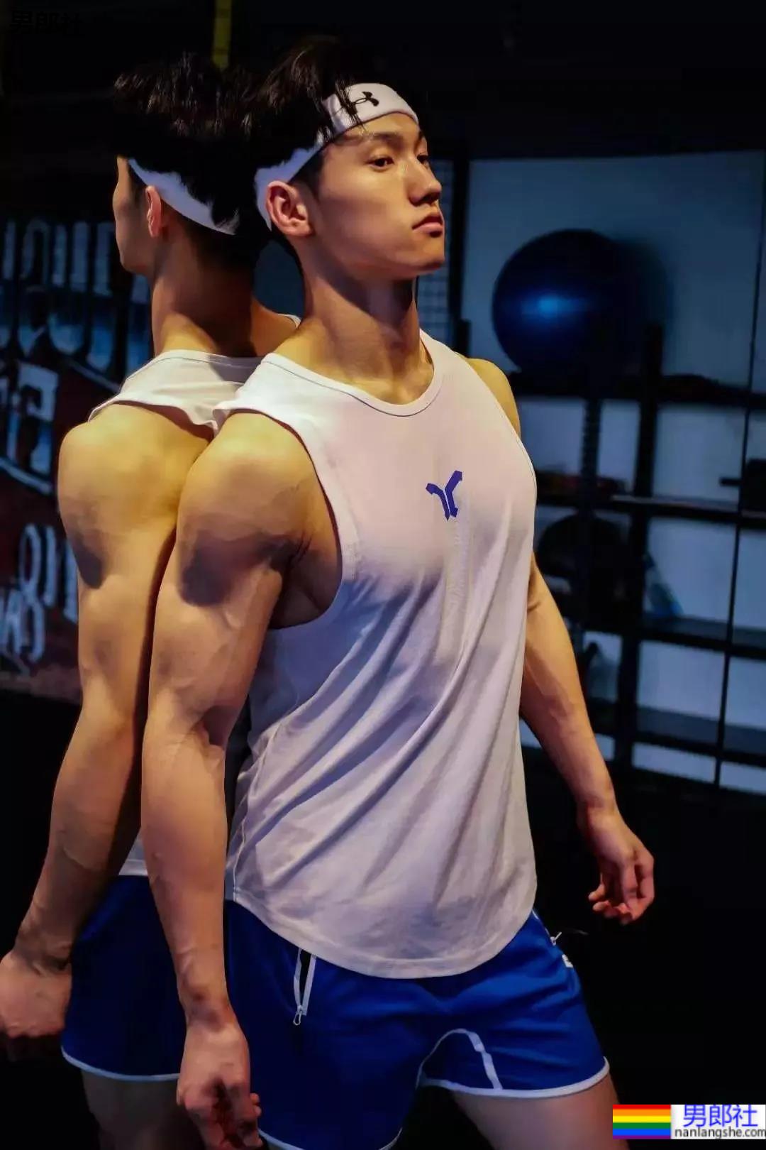 更衣室185CM寸头衬衫小哥自拍,八块腹肌腱子肉身材也太上头了! - 51虹马 更衣室185CM寸头衬衫小哥自拍,八块腹肌腱子肉身材也太上头了! - 51虹马