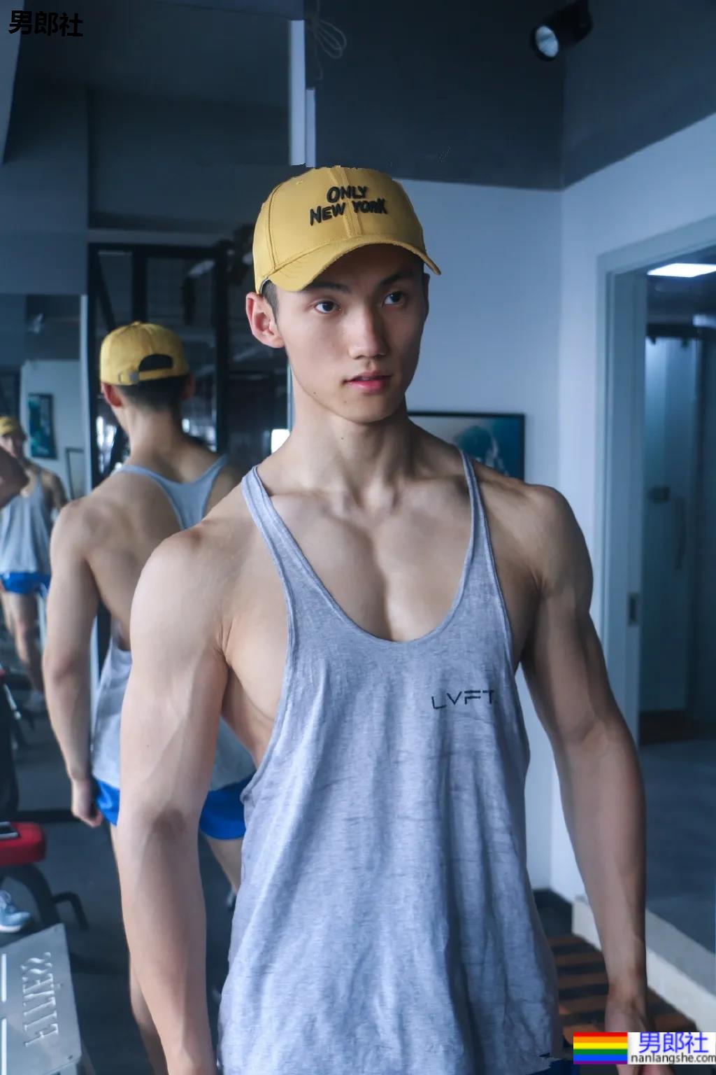 更衣室185CM寸头衬衫小哥自拍,八块腹肌腱子肉身材也太上头了! - 51虹马 更衣室185CM寸头衬衫小哥自拍,八块腹肌腱子肉身材也太上头了! - 51虹马