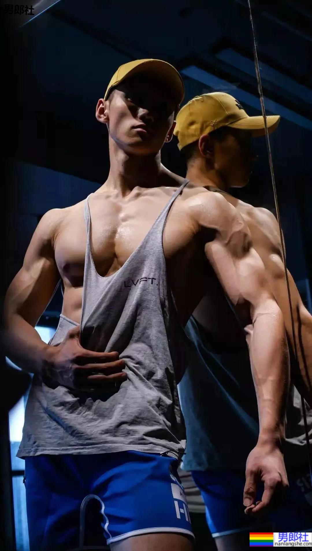 更衣室185CM寸头衬衫小哥自拍,八块腹肌腱子肉身材也太上头了! - 51虹马 更衣室185CM寸头衬衫小哥自拍,八块腹肌腱子肉身材也太上头了! - 51虹马